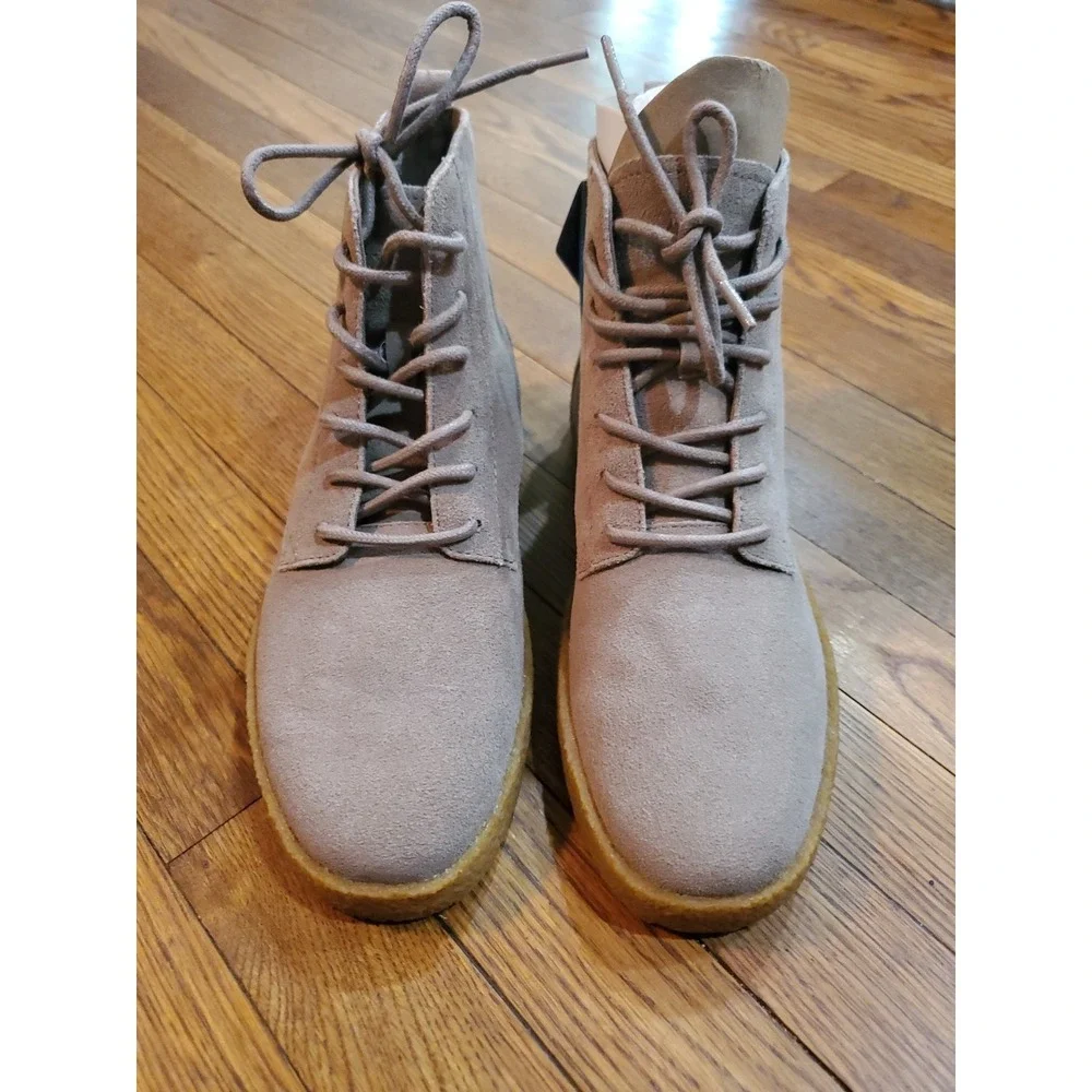 NIB TOMS Men's SZ 8.5 Teton Lace Up Suede Casual‎ Boots 10016954 Taupe Gray